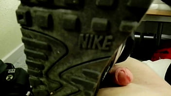 Pisando Com O T_nis No Pau Do Cara Deixando Ele Bem Amassado