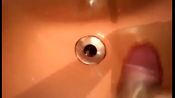 Novinho De Pau Grande Punhetando Até Gozar