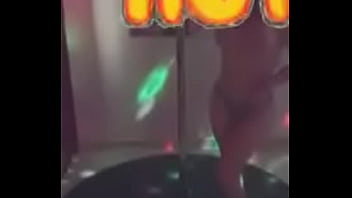 Escort Regia Baila En El Tubo Para Su Cliente