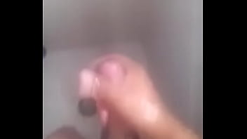 Un Poco De Jugar Con Mi Vrg Mientras Me Bano