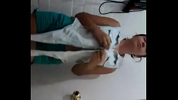 Chilena Me Baila En El Baño Mientras Se Desnuda