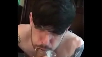 Le Explota La Leche En La Boca