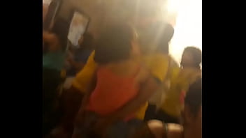 Macho Sedutor Cheio De Tesão Seduz E Traça Novinha Safada Em Público Ao Som Da Grande Família