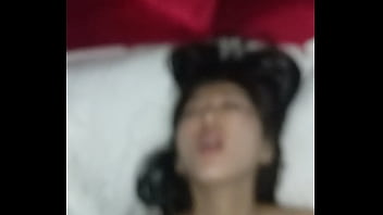 小騷貨在圓床房被男朋友搞的很爽，淫語插深壹點，老公妳的大雞吧好厲害