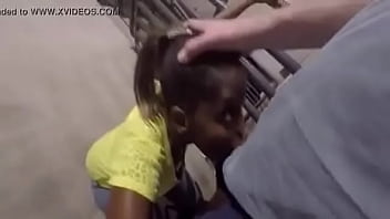 Negra Chupando E Engolindo Porra Diariamente Para Sobreviver