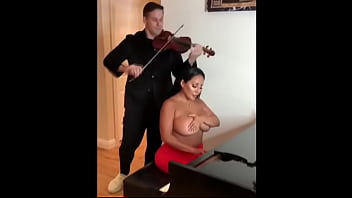 Enseñando A Tocar El Piano A La Señora Tetona