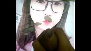 Bắn tinh l_n mặt em Chi Pé