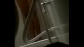 Esposa Nua Lavando A Buceta