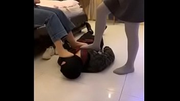 Jovenes Chinas Humillando A Esclavo Fetichista