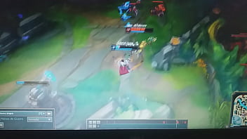 Calça Frouxa Broca Em Um Pato Careca E Arregaça Feito Uma Manga Chupada