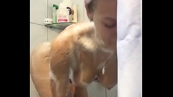 Chica Se Toca A Escondidas