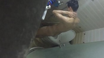 Quay lén anh trai tắm 4