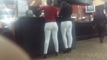 2 Nenas En La Sala De Billar