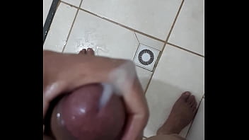 Masturbando Bem Gostoso No Banho