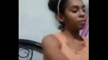 La Chica Le Gusta Cambiarse Con Compañia