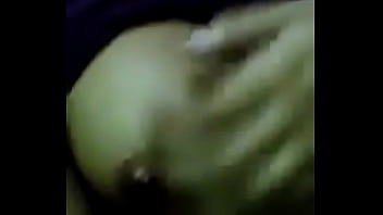 Le Presume Sus Tetas Chicas