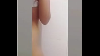 Enseña Su Cuerpo Desnudo A Su Novio