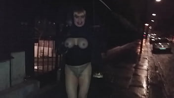 Musulmane En Hijab Dans La Rue Seins Nus