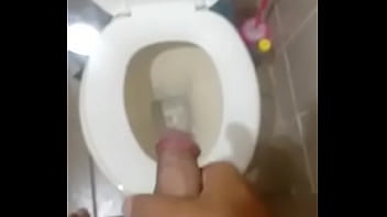 Novinho Gozando No Banheiro - gay, punheta, gozando, novinho, pauzao - Video 3421600