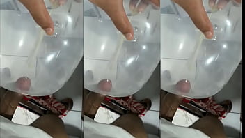 Fodendo O Cu Feito De Camisinha!