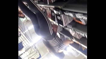 Increible Culo Con Calzas En Supermercado