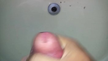Punhetando No Banheiro - punheta, soloboy, jorrando-gala - Video 3526862