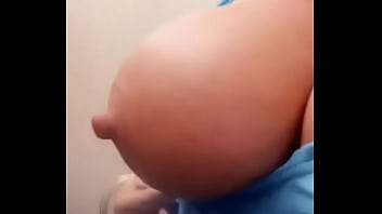 Big Tits Blonde, Blues Y-shirt