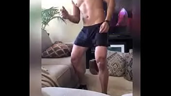 Uriel Novinho Mostrando O Documento.