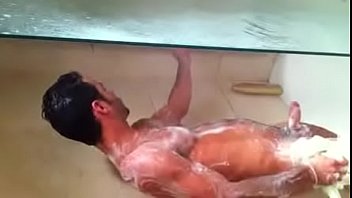 Gostoso Batendo Uma Bronha No Chuveiro