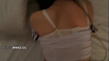 秦先生第七季女神琪琪空姐制服黑丝诱惑大白天趴着阳台草呻吟刺激 这黑丝大长腿，看得人血脉喷张 似乎都没有带套后入