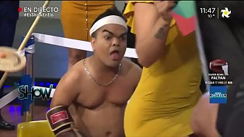 Anel En Medio De Un Pelea De Enanos