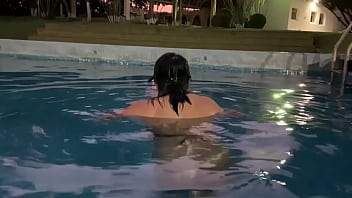 Disfrutando La Piscina