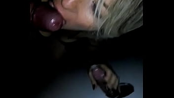 Esposa _ghata Lokona Na Cabinne Do Inner Chupando Pau Do Marido Junto Com Outro Macho