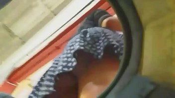 Bajo Falda De Linda Chica Colombiana