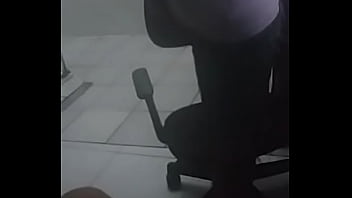 Gordinho Fogoso Enfia Pé Inteiro Dentro De Um Anão