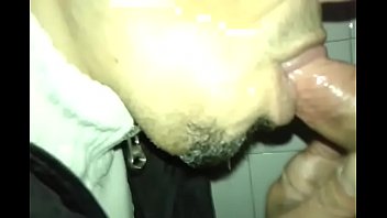 Mamando En Baño Público A Un Amigo