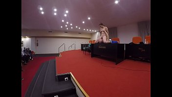 Lección De Sexo Oral A Una Chica En Una Sala De Conferencias A Cargo De Pamela Sánchez Y Jesús Sánchez. Los Profesores Más Importantes En Materia De Educación Sexual. Aprende Con Ellos.