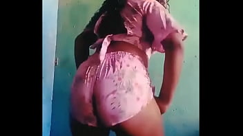 Shortinho Socado Na Bunda - gostosa, bunda, morena, funk, shortinho - Video 3382348