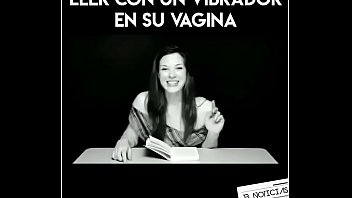 Leen Un Libros Mientras Tienen Un Vibrador