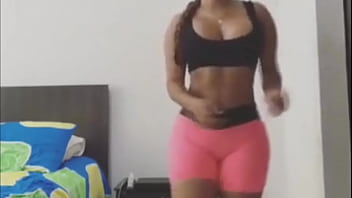 Babe Bailando Reggaeton