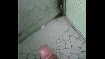 Joven Botando Mucha Leche