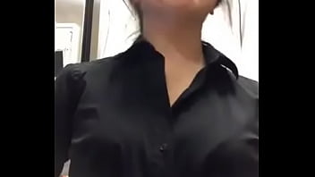 Gái Xinh Show Hàng Trong Khi Làm Việc