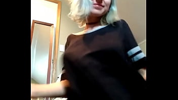 Novinha Mostrando Os Seus Peitoes