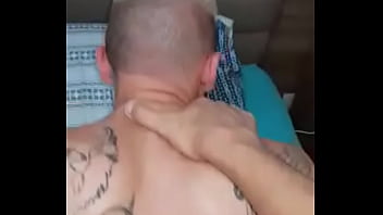 Levando A Tora Do Amigo Depois Do Jogo