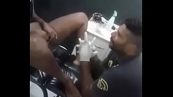 Morena Puta Colocando Pirsing