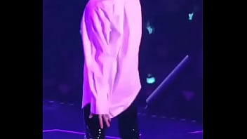 Coreano Mostrando Bundinha Para Público By: Júlia