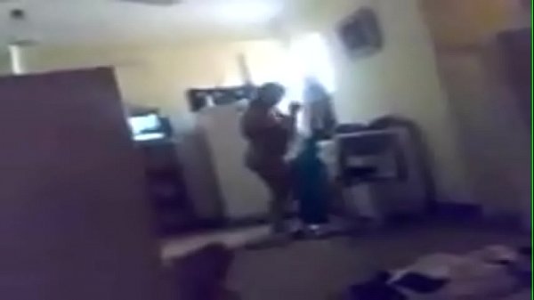 بيمسك بزازها السمرويه المثيره بيفضل يمص فيها ويظبطها احلى نيكه