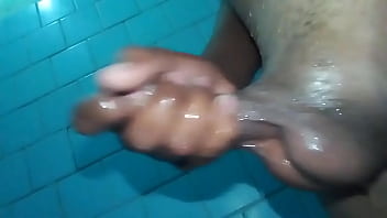 Tocandome Mientras Me Ducho