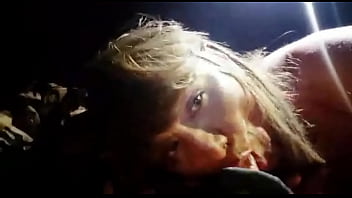 Putita Mamando En Carro