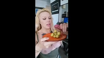 Kelly Garret Uvas Con Mucha Leche De Uniformado En Dia Libre ,nada Como Semen Fresco Con Sello Verde